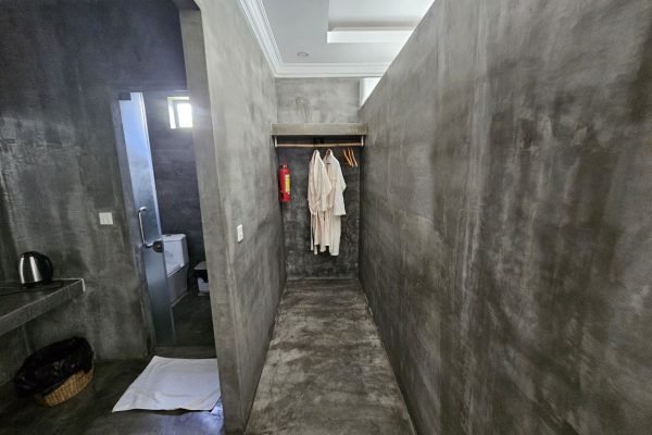 Corridor to bathrobe in Boutique Villa Kampot - Damnak Borey Resort